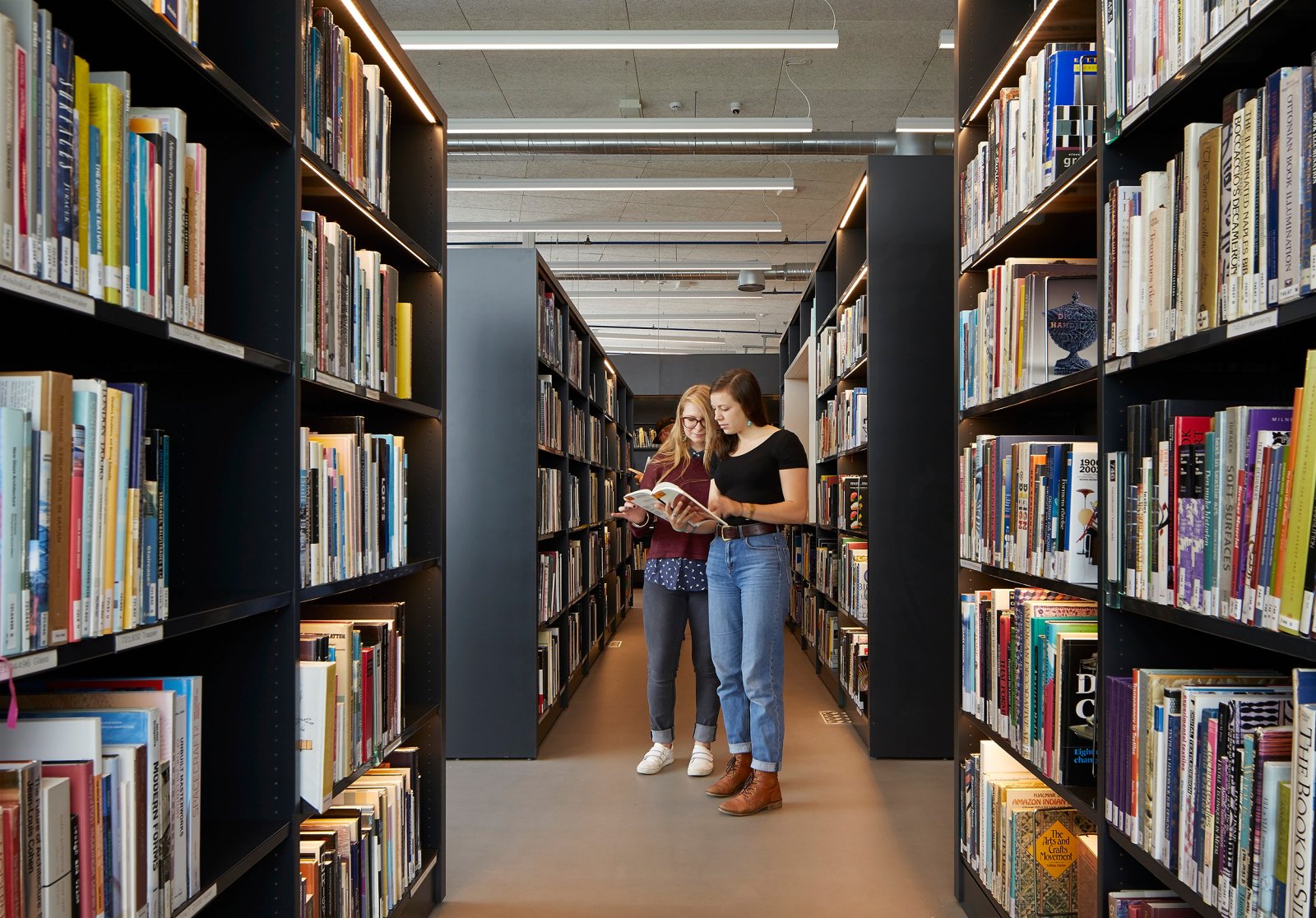 Students at the library in Møllendalsveien 61
