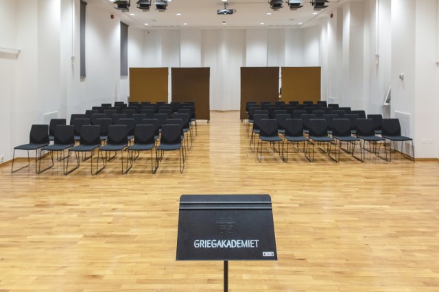 Students playing music in Gunnar Sævigs Hall