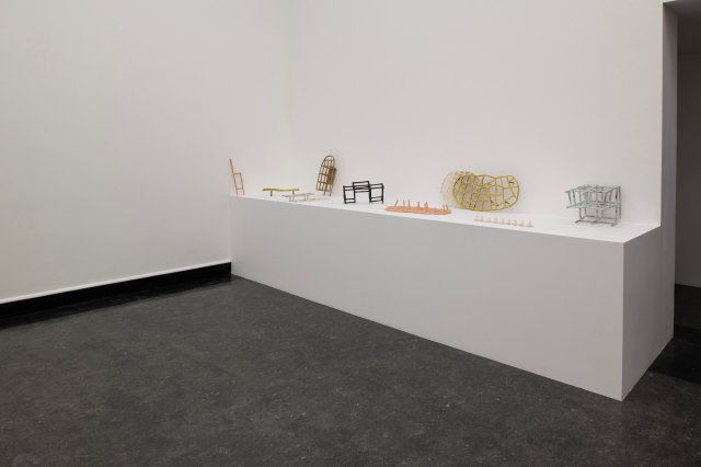 som noe bærer og annet brister