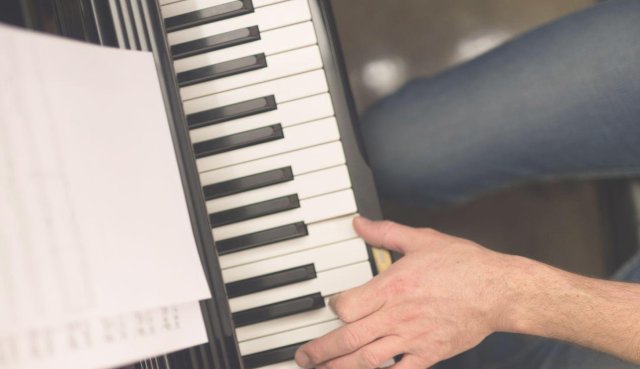En hånd som spiller piano