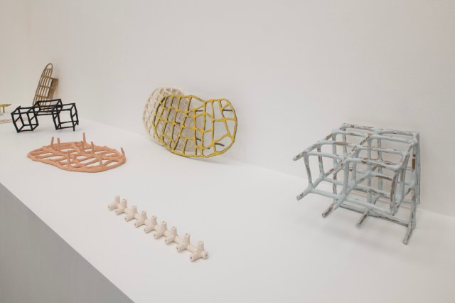 som noe bærer og annet brister