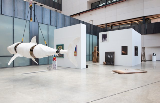 Kunstutstilling i en hall. Lenke til Kunstakademiet