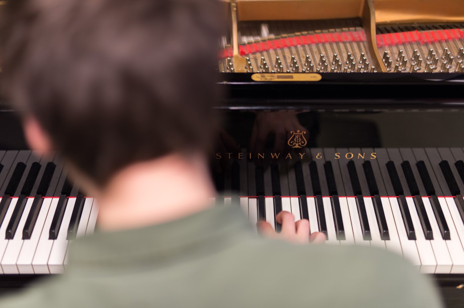 Mann som spiller piano. Lenke til Griegakademiet