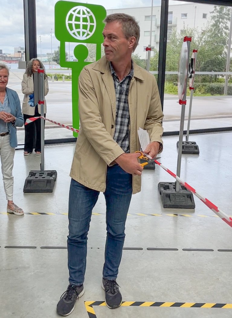 Furevik klippet båndet som åpner utstillingen.